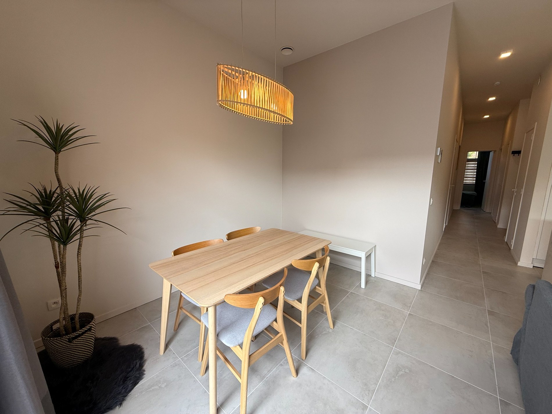 MEUBLÉ: Maison spacieuse et chaleureuse avec de hauts plafonds et une grande terrasse à l'arrière. 