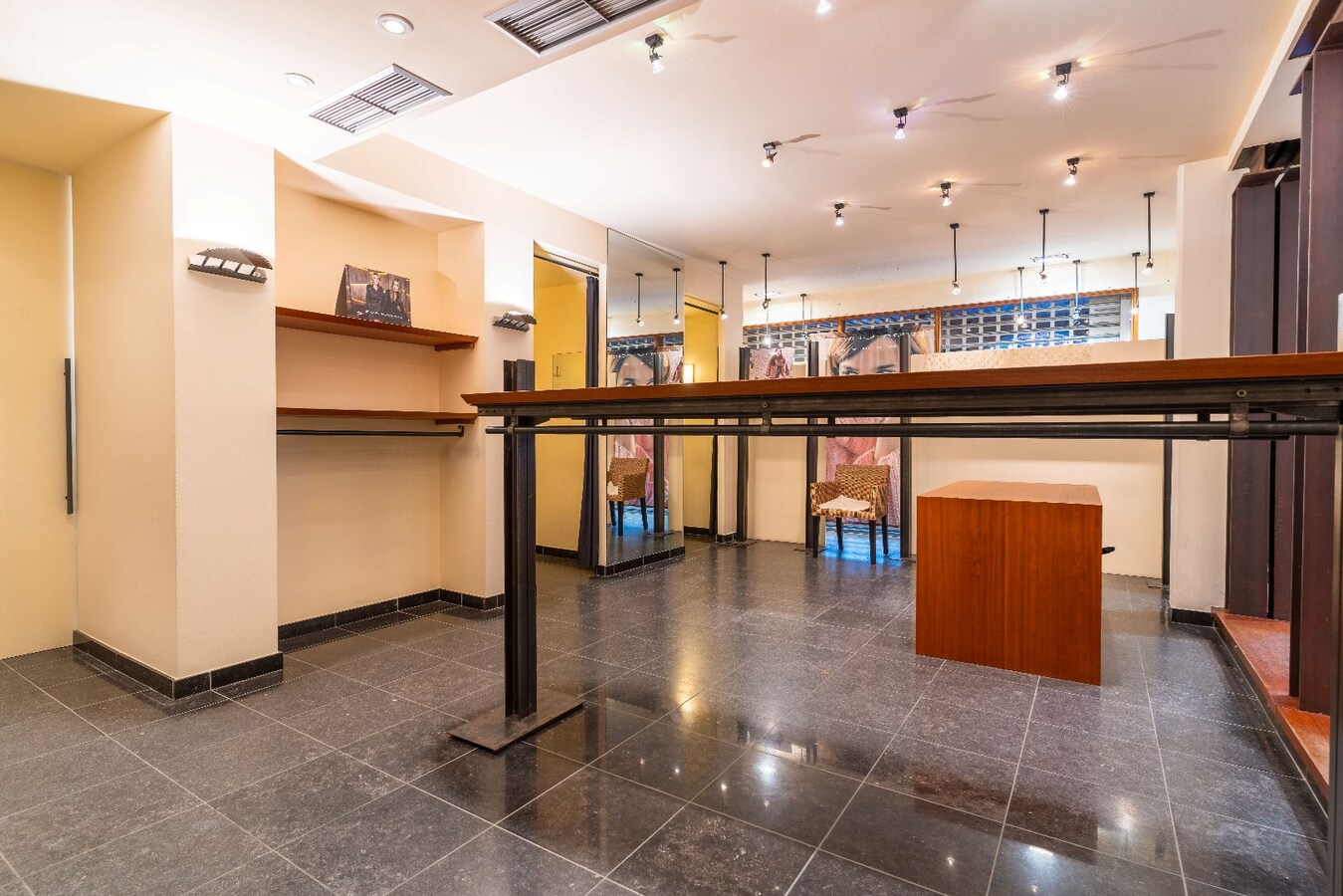 Surface commerciale de +/- 115m2 en plein centre-ville, à 2 pas de la Grand Place et de la Petite Rue ! 