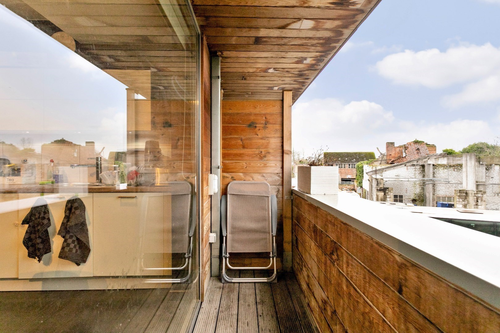 Recent lichtrijk 2slpk-appartement met terras, garagebox en kelder 