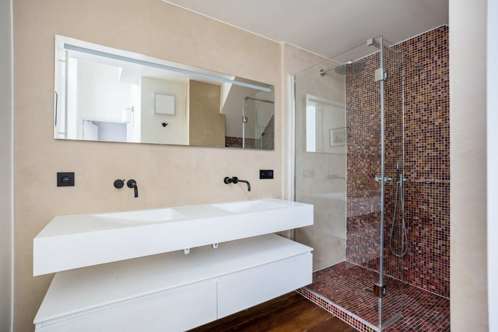 Bijzonder ruim duplexappartement met dakterras in hartje Gent 