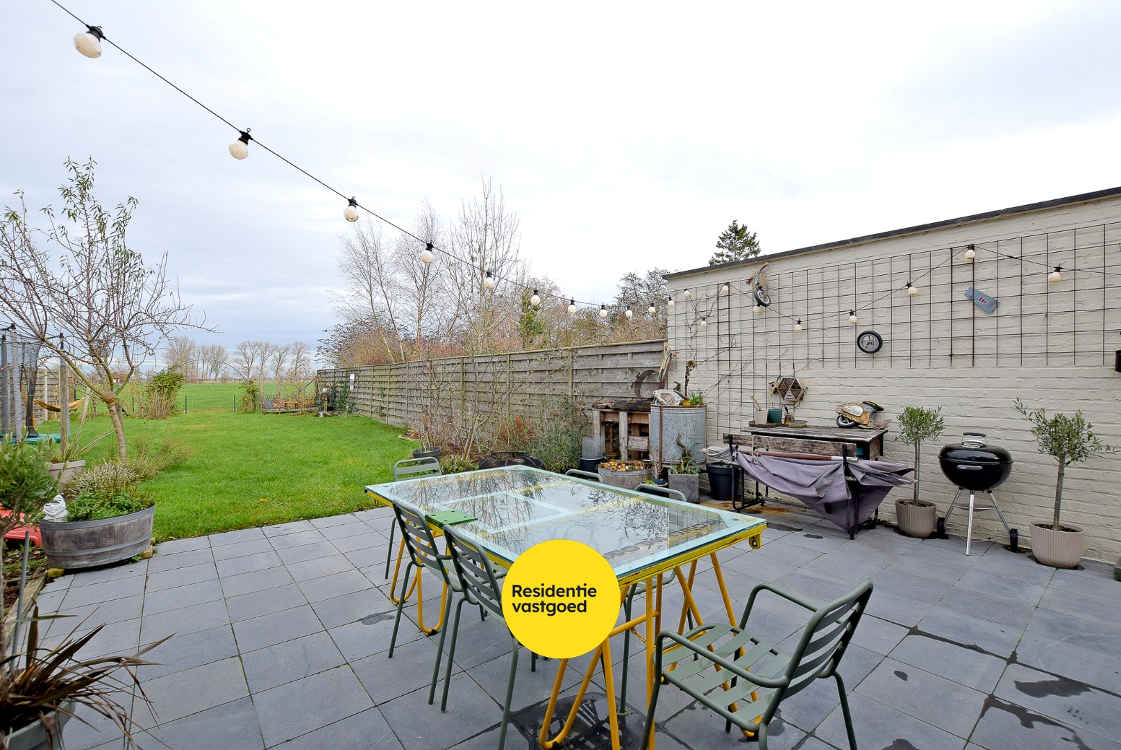 Rustig gelegen gerenoveerde woning op 470 m² te Leke met vergezichten en ruime garage. 