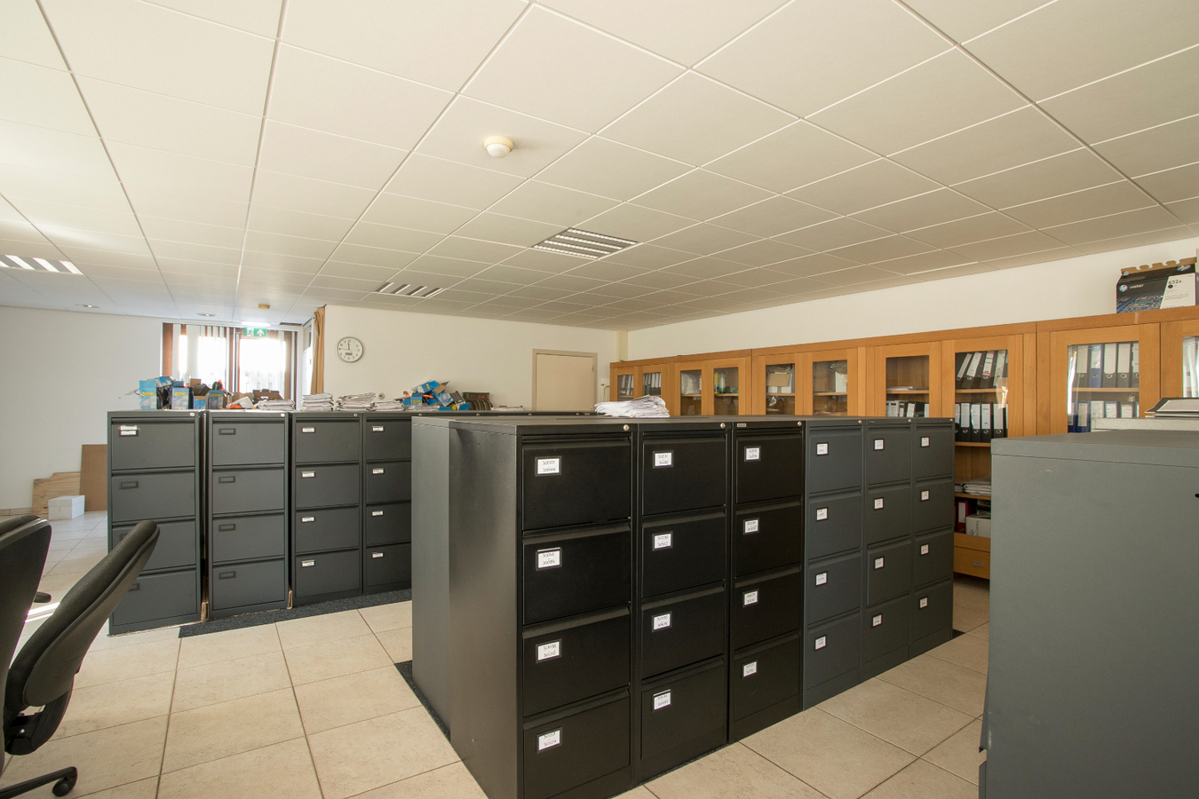 Deze vrijstaande woning met bedrijfsgebouwen staat tegen het bedrijventerrein van Reusel. 