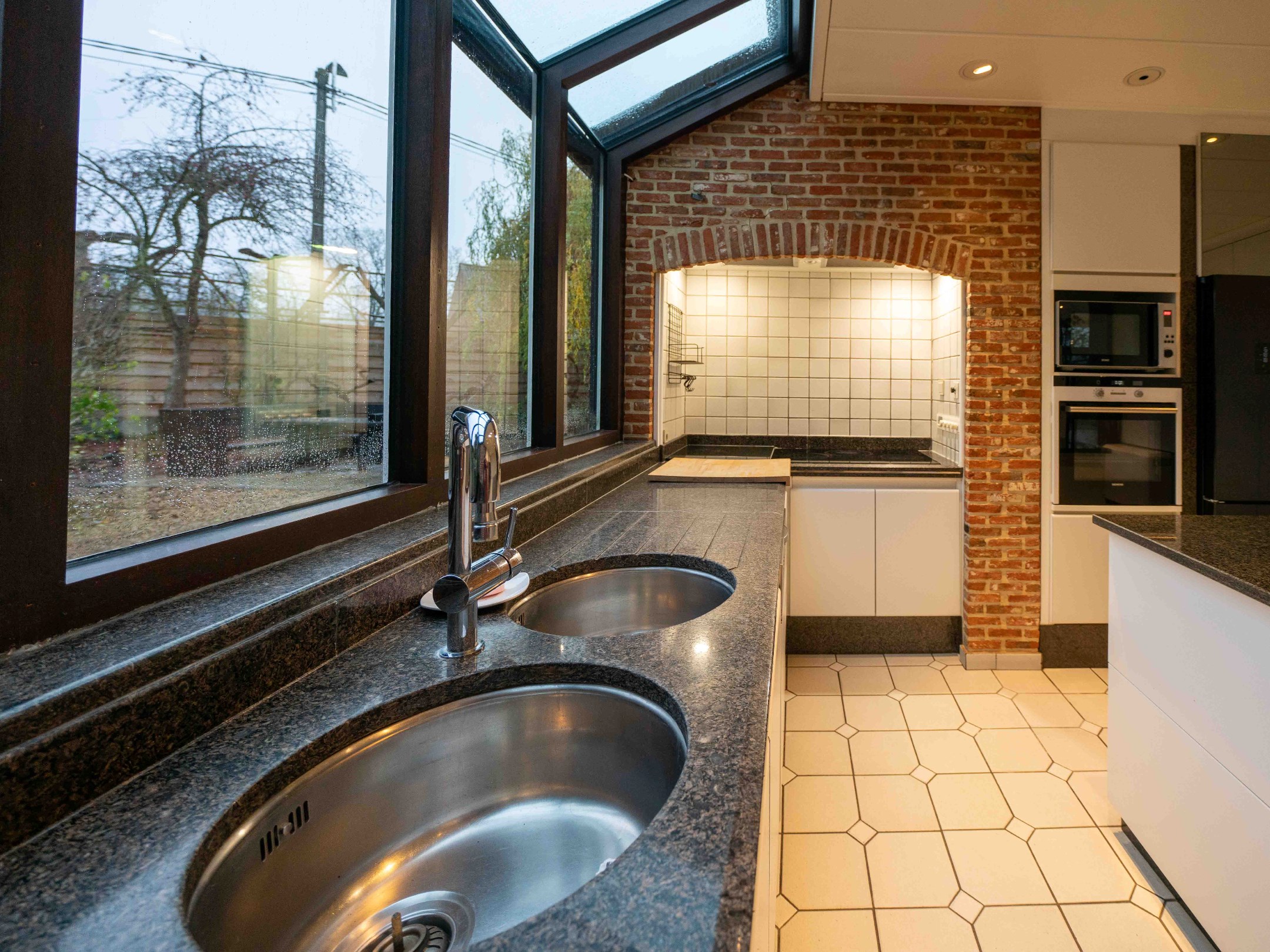 Villa met dubbele garage verscholen in het groen 