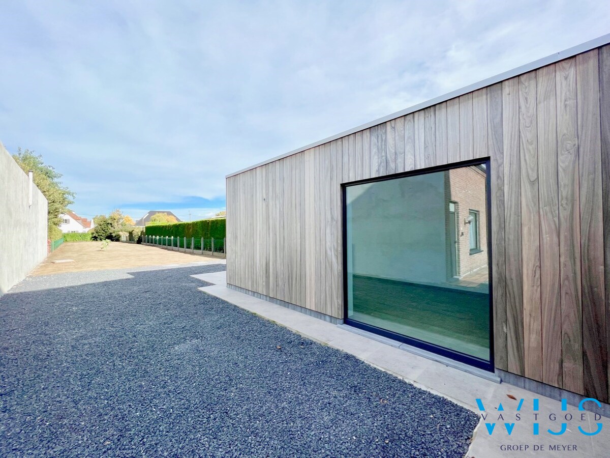 Volledig gerenoveerd woonhuis op 750m² in hartje Ertvelde ! 