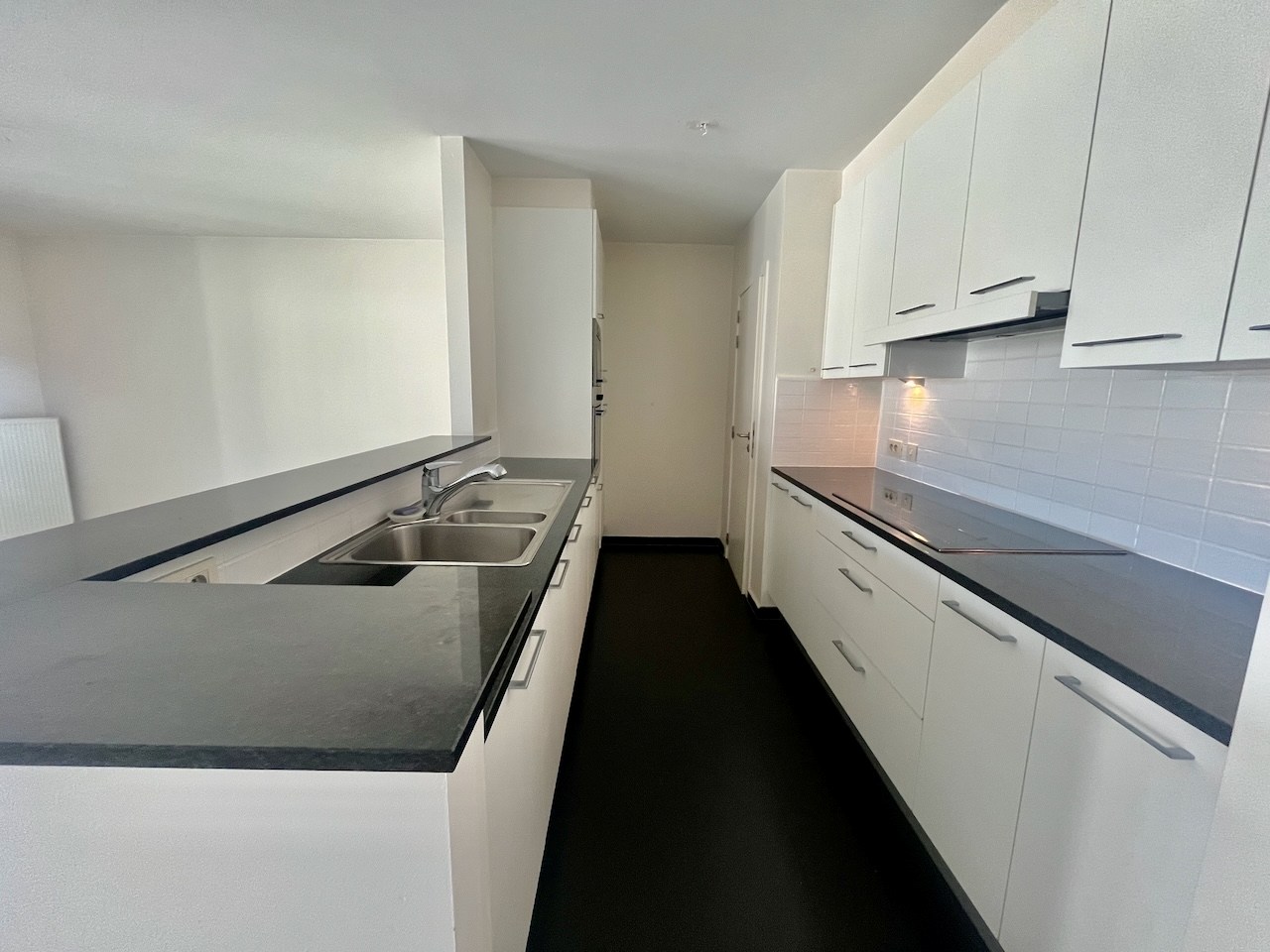 Non-meublé - Grand appartement résidentiel avec une belle vue dégagée, situé en plein centre près de l'avenue Lippens. 