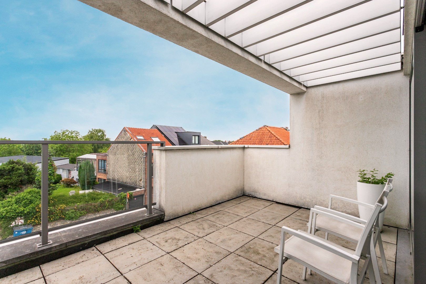 Instapklaar duplex app. met garageboxen te Beersel 