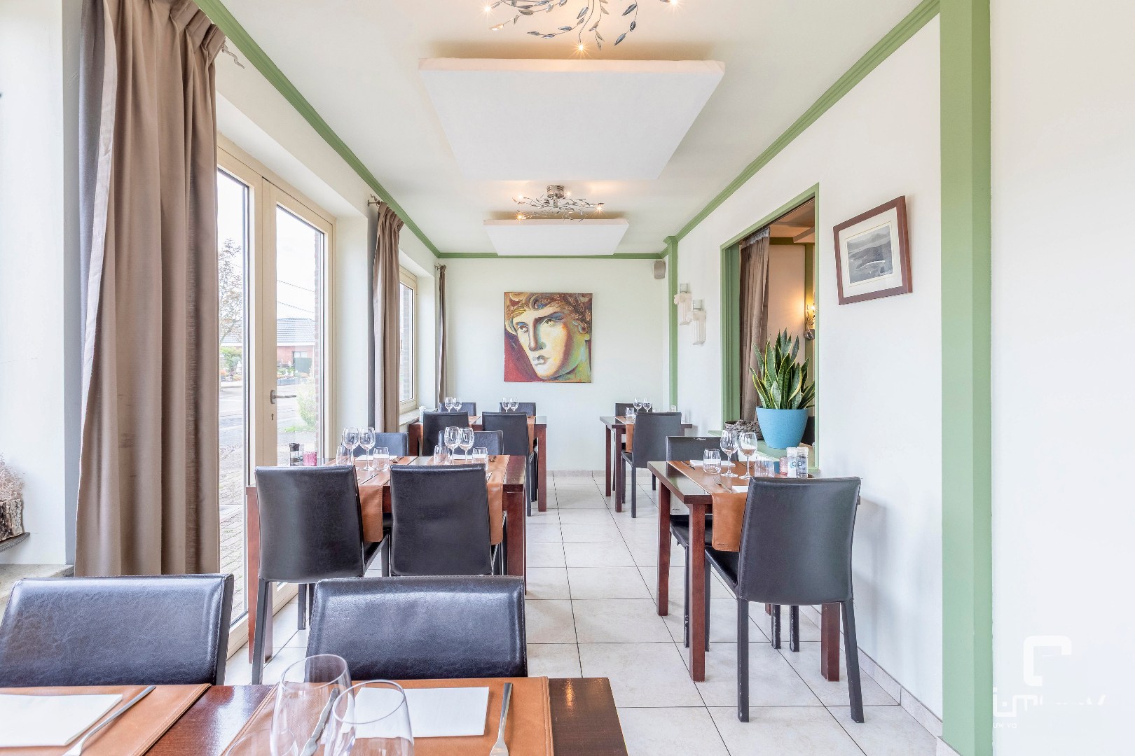 Te koop- Gebruiksklaar restaurant met terras en appartement in hartje Hijfte (Lochristi) 