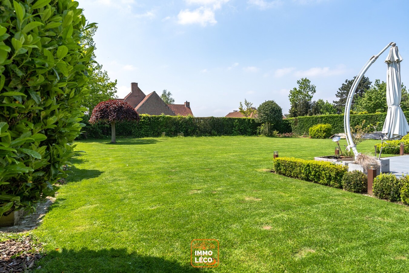 Villa, avec 6 CHAMBRES, 2 salles de bains, parking privatif, double garage et jardin, COUP DE CŒUR absolu !!! 