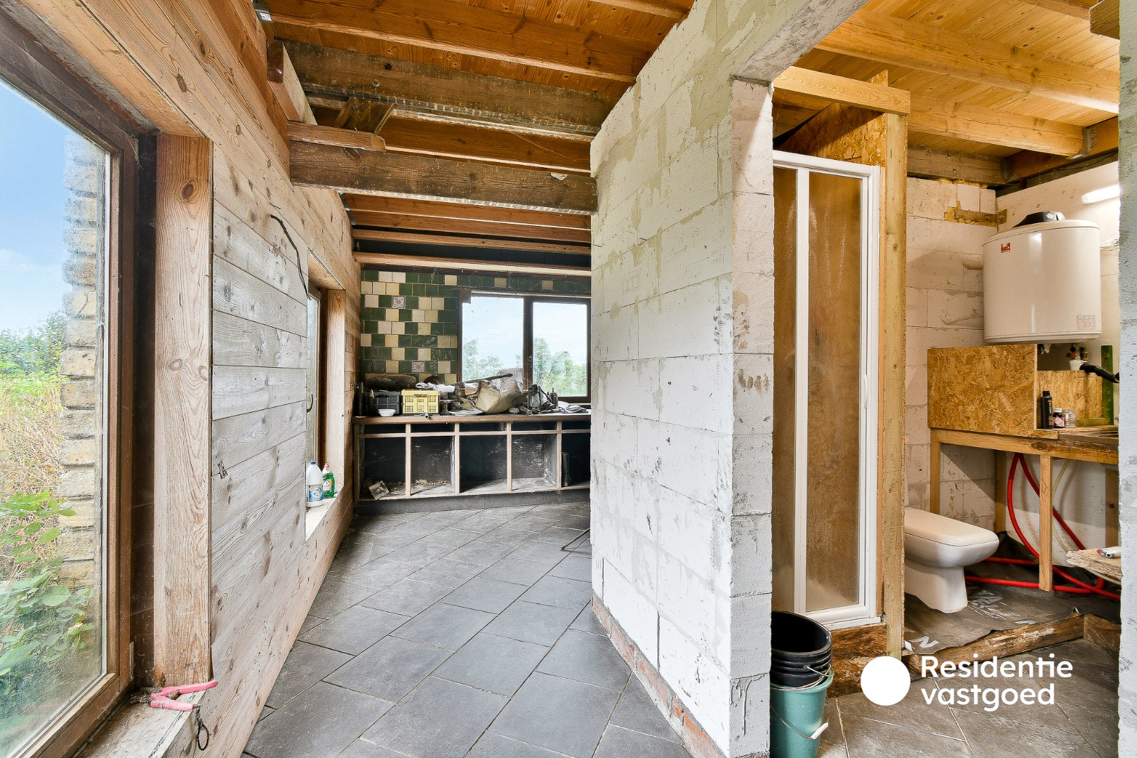 Ruime woning met uitzonderlijk veel mogelijkheden en prachtig zicht vanuit de tuin 
