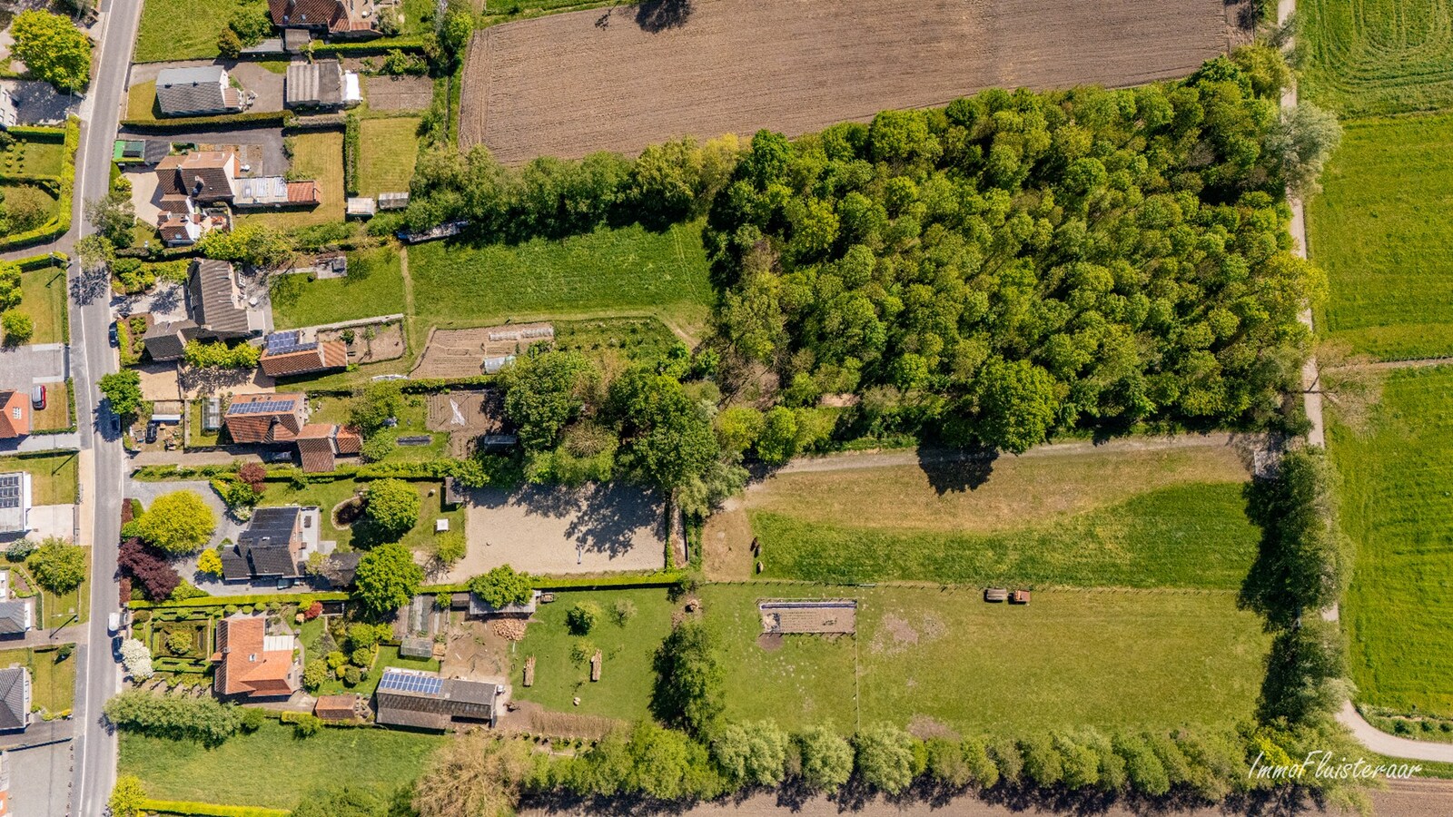 Charmante villa avec bâtiment d'écurie et prairie sur environ 6 700 m² à Hamme. 