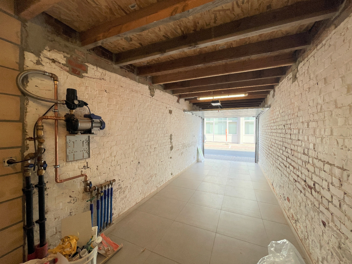 Gerenoveerde halfopen bebouwing met 3 slaapkamers en garage in centrum Roeselare 