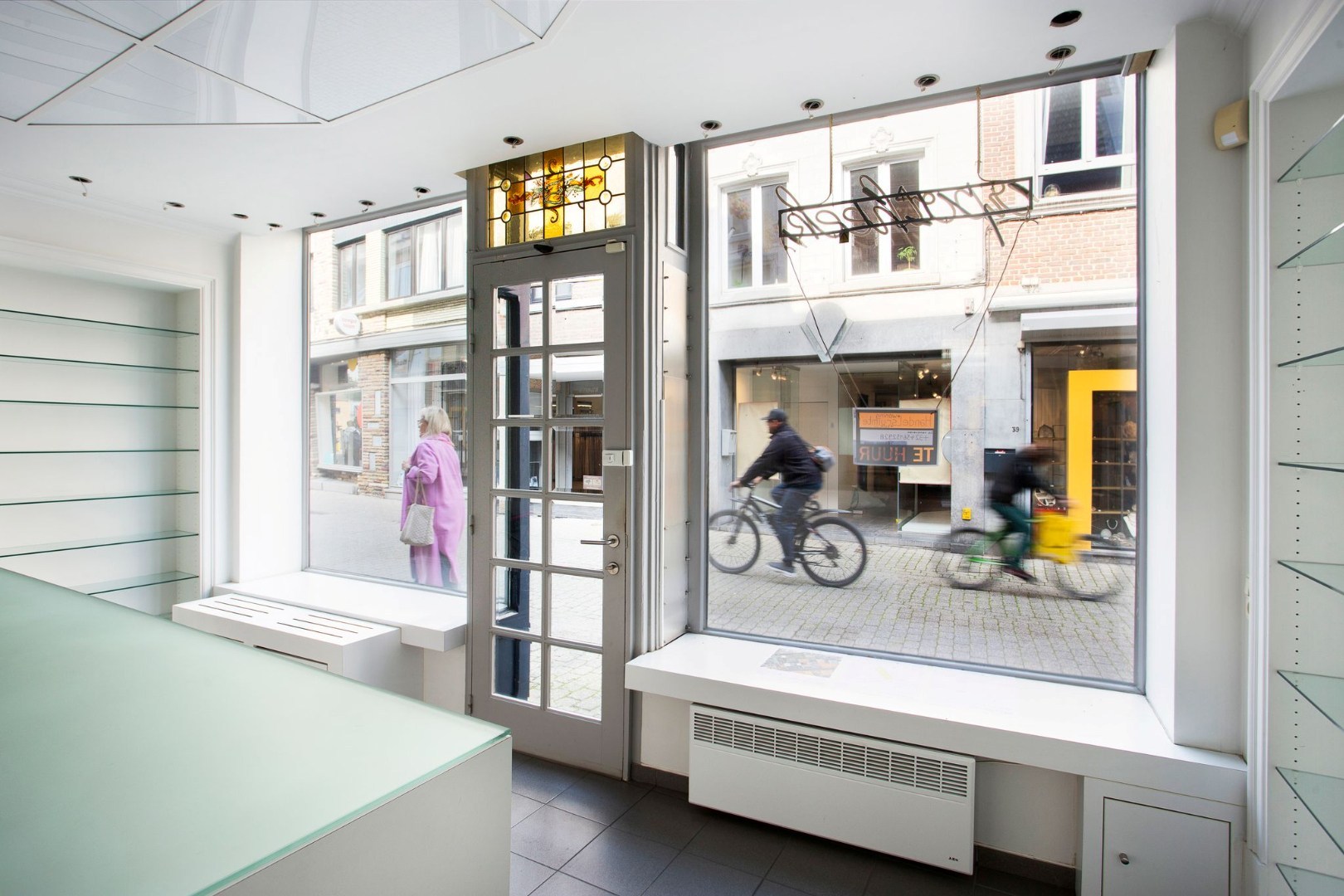 winkelpand zicht naar de straat 