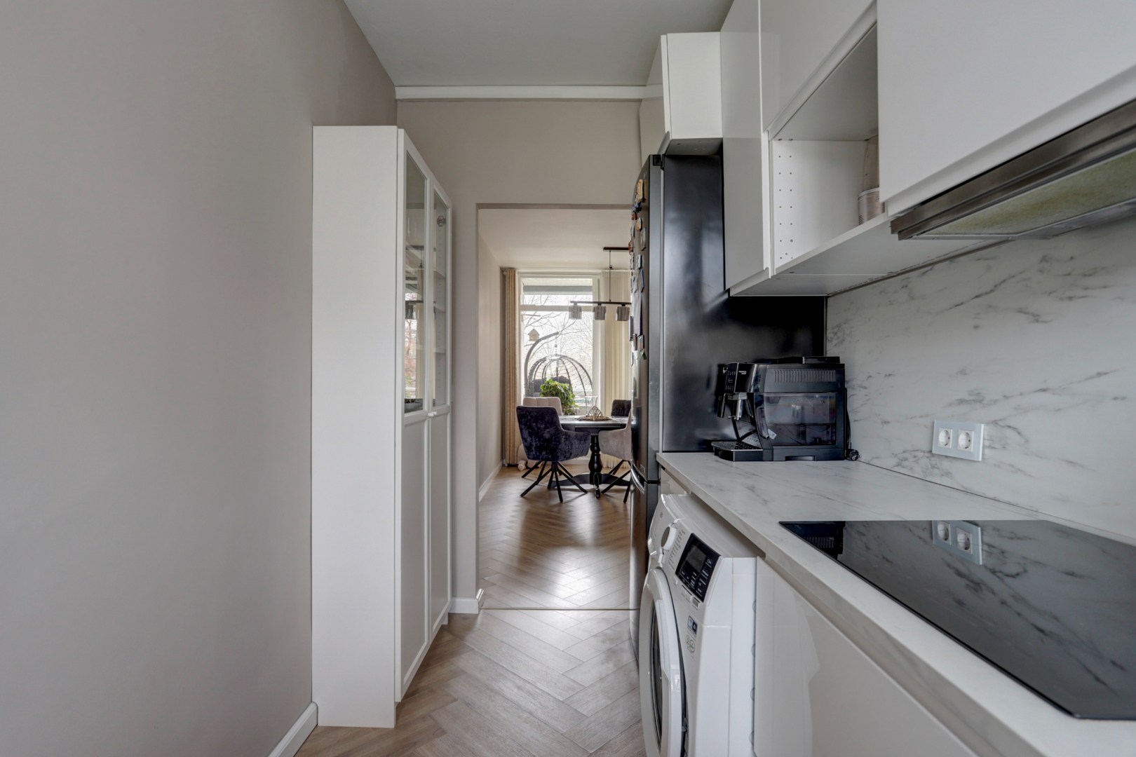 Instapklaar 3(voorheen 4) kamer appartement met royale living en moderne keuken, 2 slaapkamers en berging in de onderbouw. 