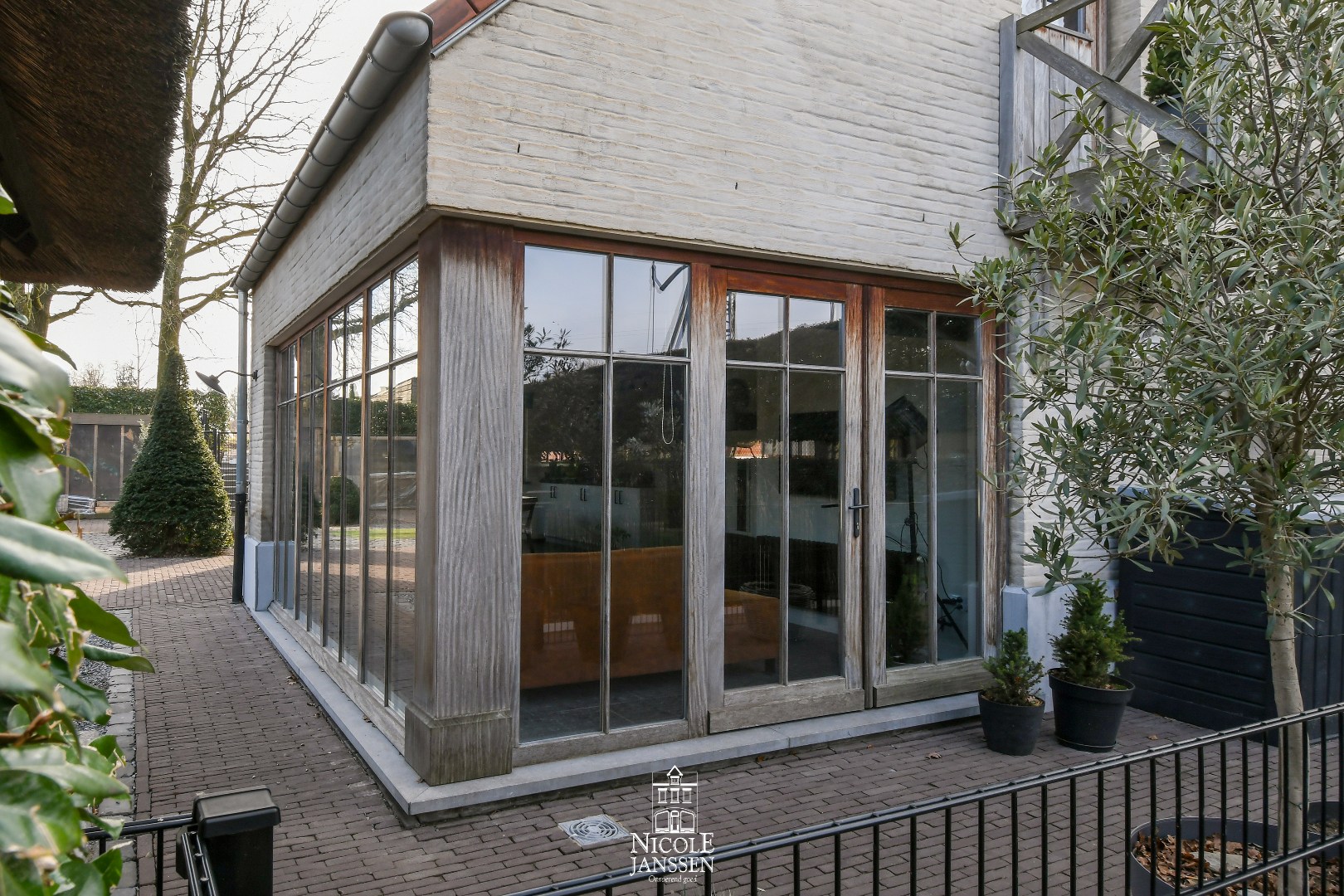 Ingang naar het bijgebouw 