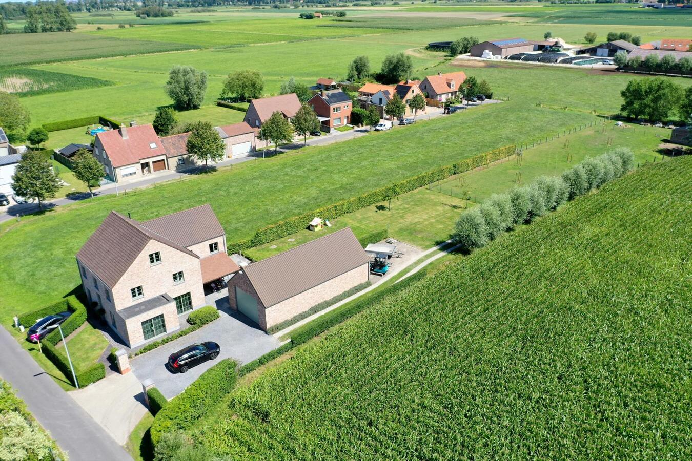 Prachtige recente villa met bijgebouw 