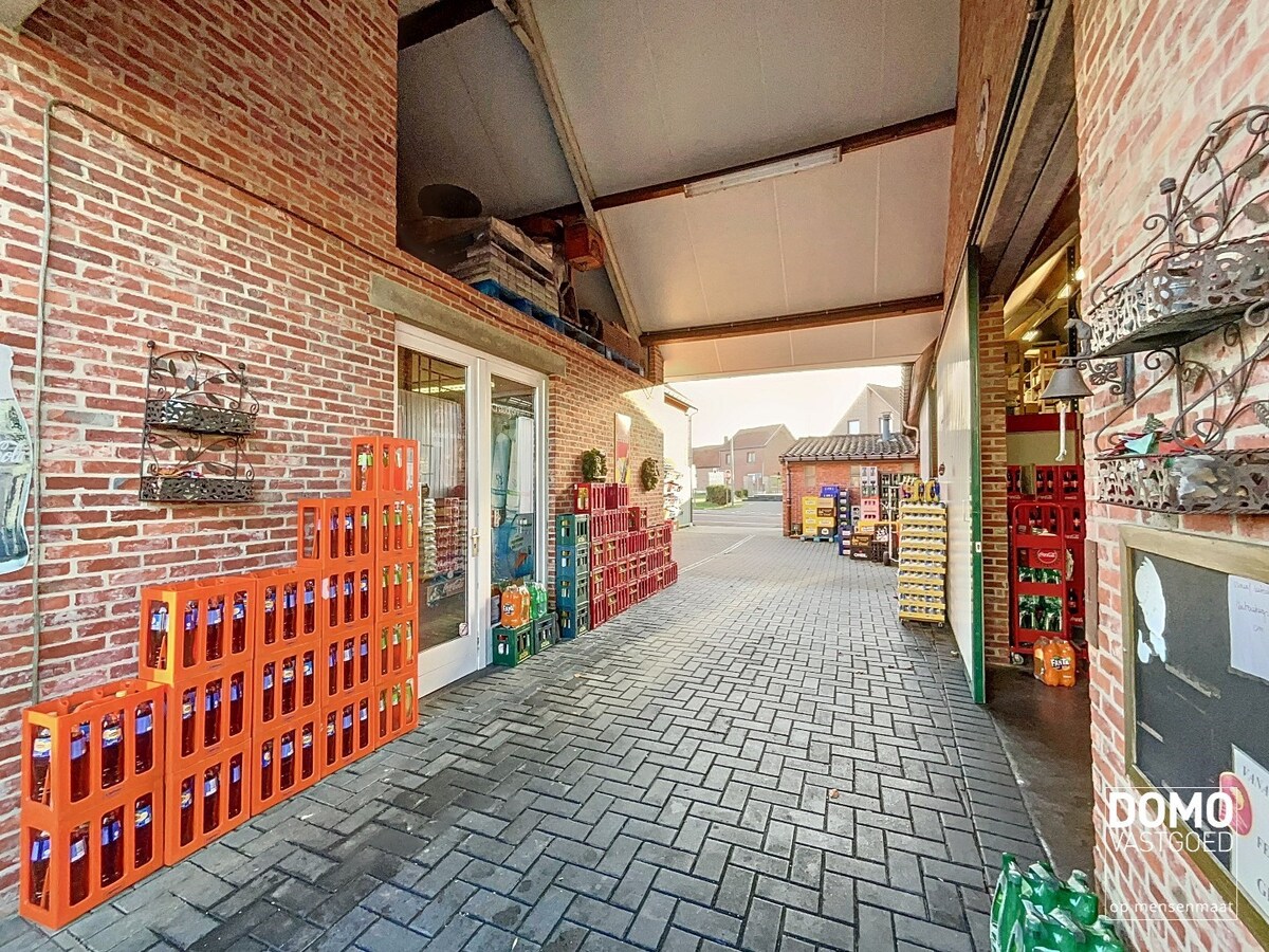 UNIEK pand met tal van mogelijkheden, gunstig gelegen te Kermt. 