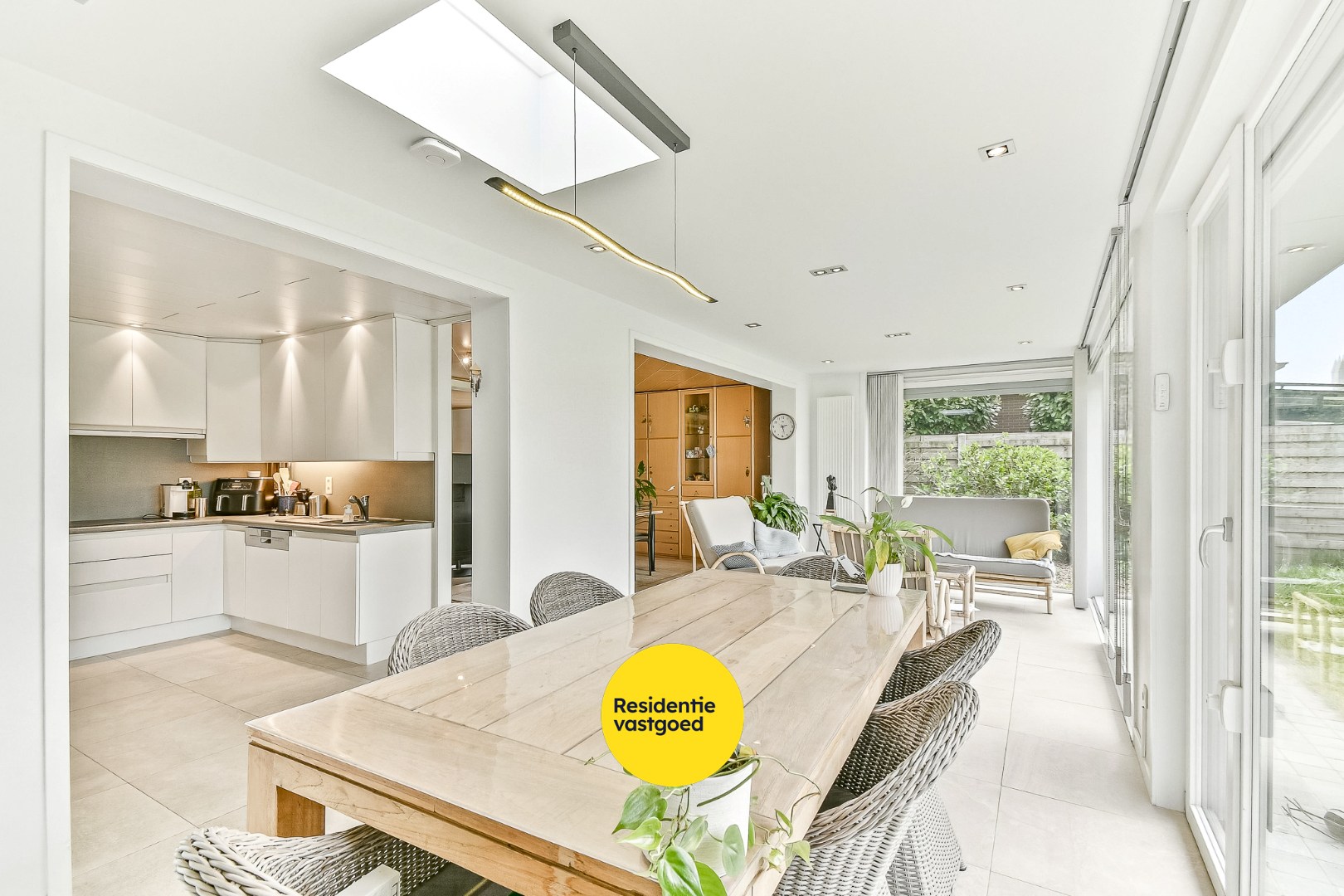 Instapklare woning met 4 slaapkamers, garage en carport 