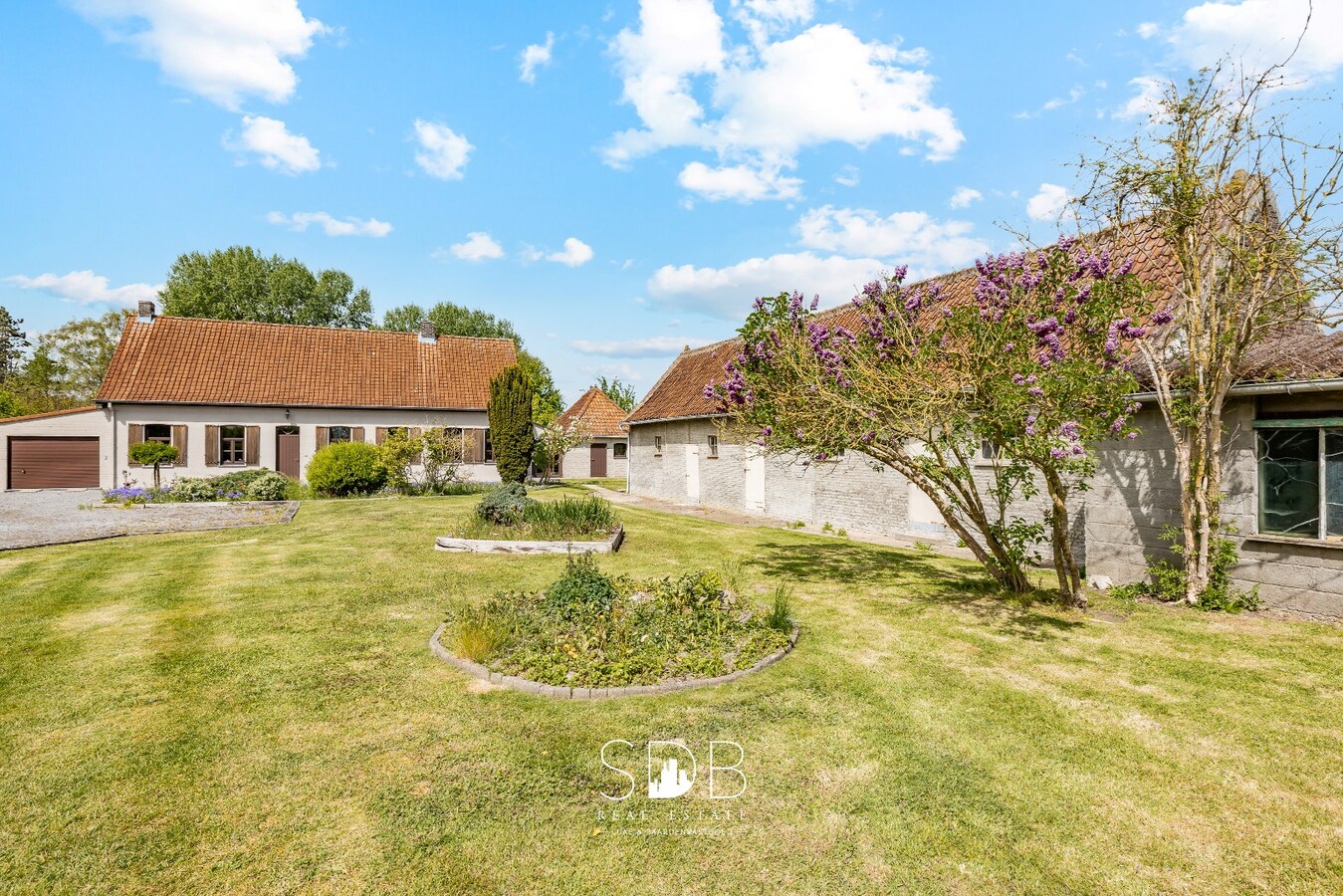 Authentieke hoeve met bijgebouwen en graslanden op 6.664m² met mogelijkheid tot bijkomend grasland op 3.070m² 