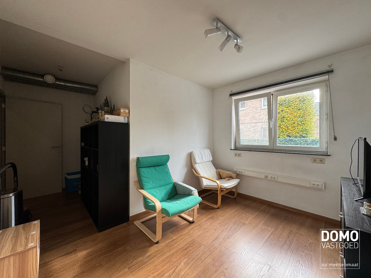 RUIM GELIJKVLOERS APPARTEMENT MET 2 SLAAPKAMERS, INLOOPDRESSING, PRIVATIEF TERRAS EN PARKEERPLAATS IN DIEPENBEEK 