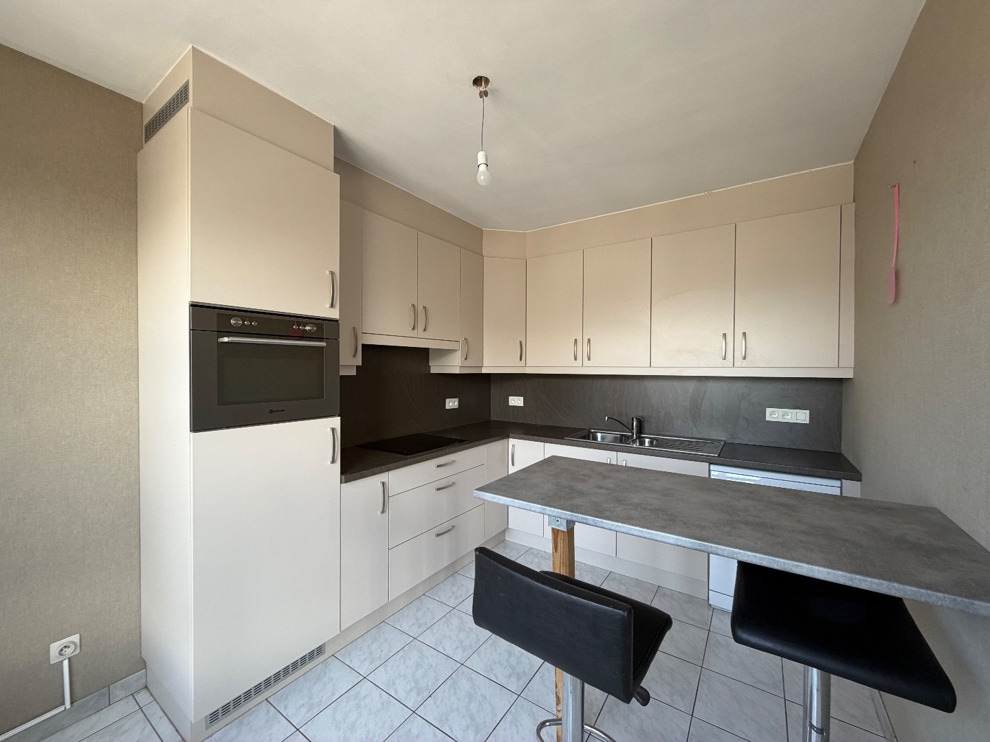 Centraal gelegen appartement met 2 slaapkamers en garage te Geel! 