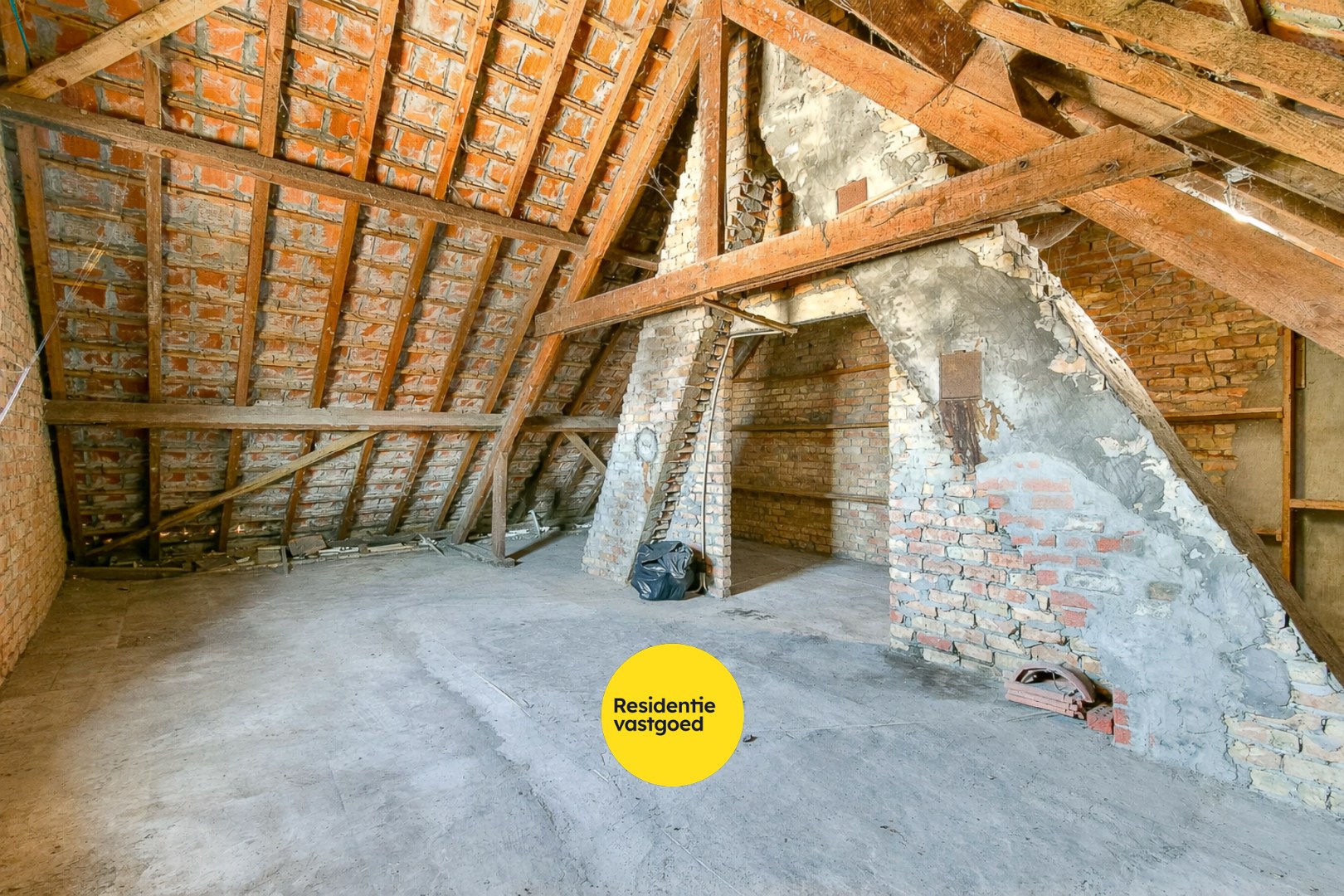 Te renoveren halfopen bebouwing met tuin en groot potentieel 