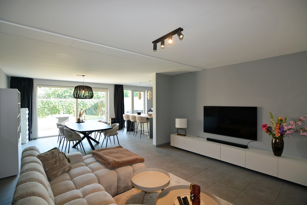 Gelijkvloers appartement met 2 slpk, ruim terras, tuin en 2 autostandplaatsen. 