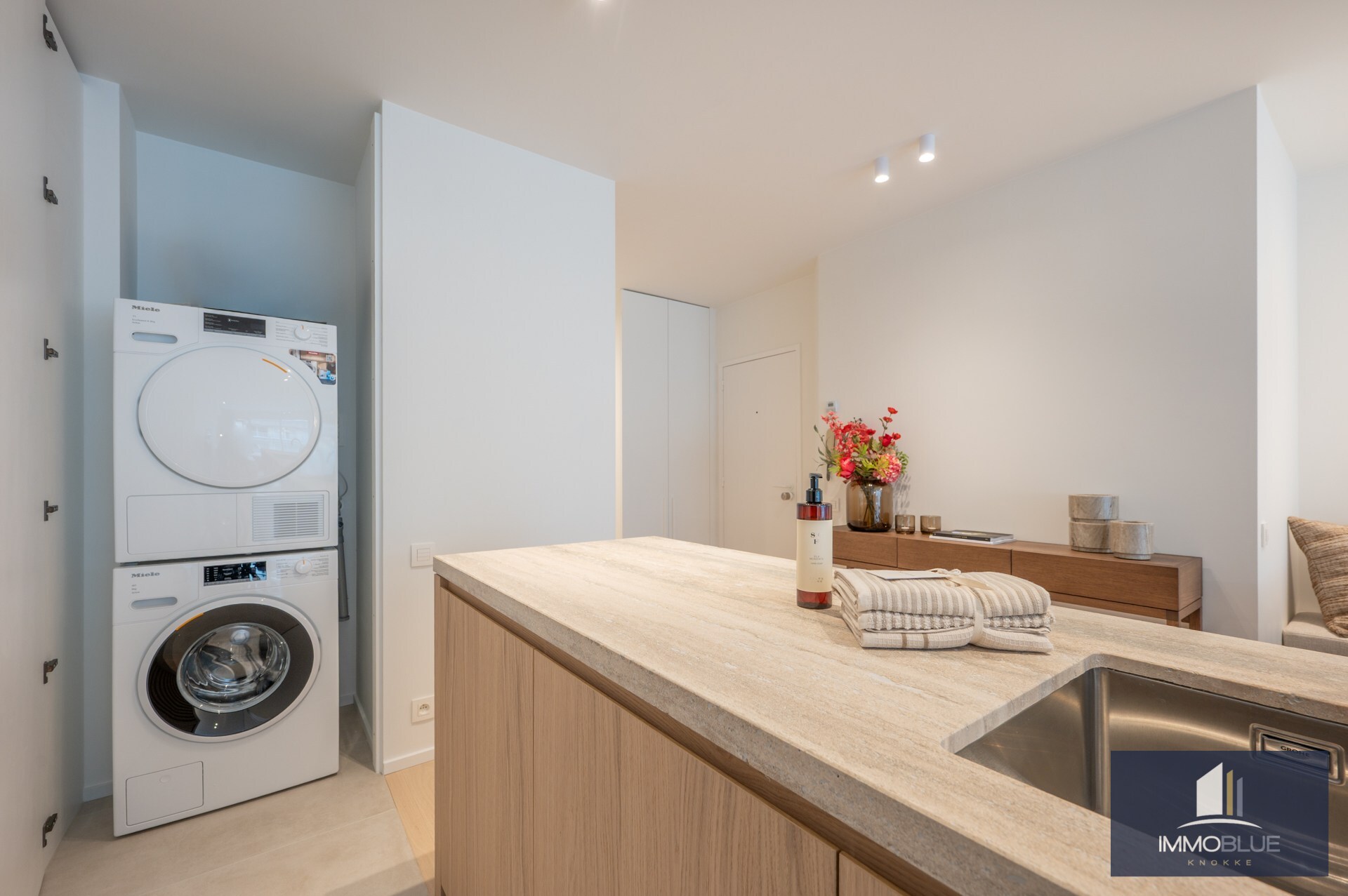 Stijlvol volledig gerenoveerd appartement gelegen nabij het Rubensplein . 