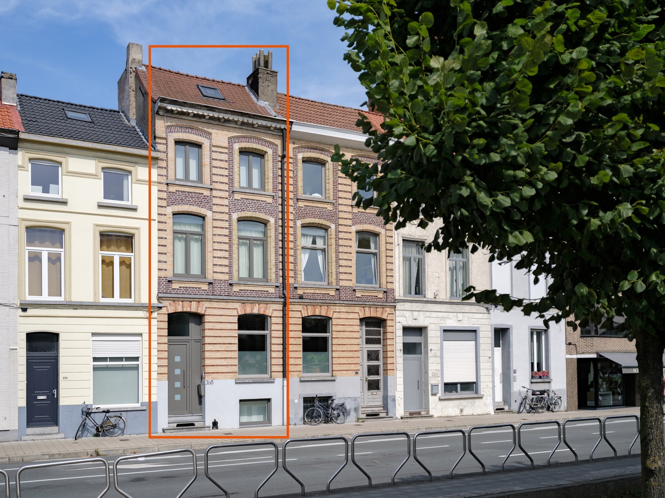 Vernieuwd herenhuis met koer 