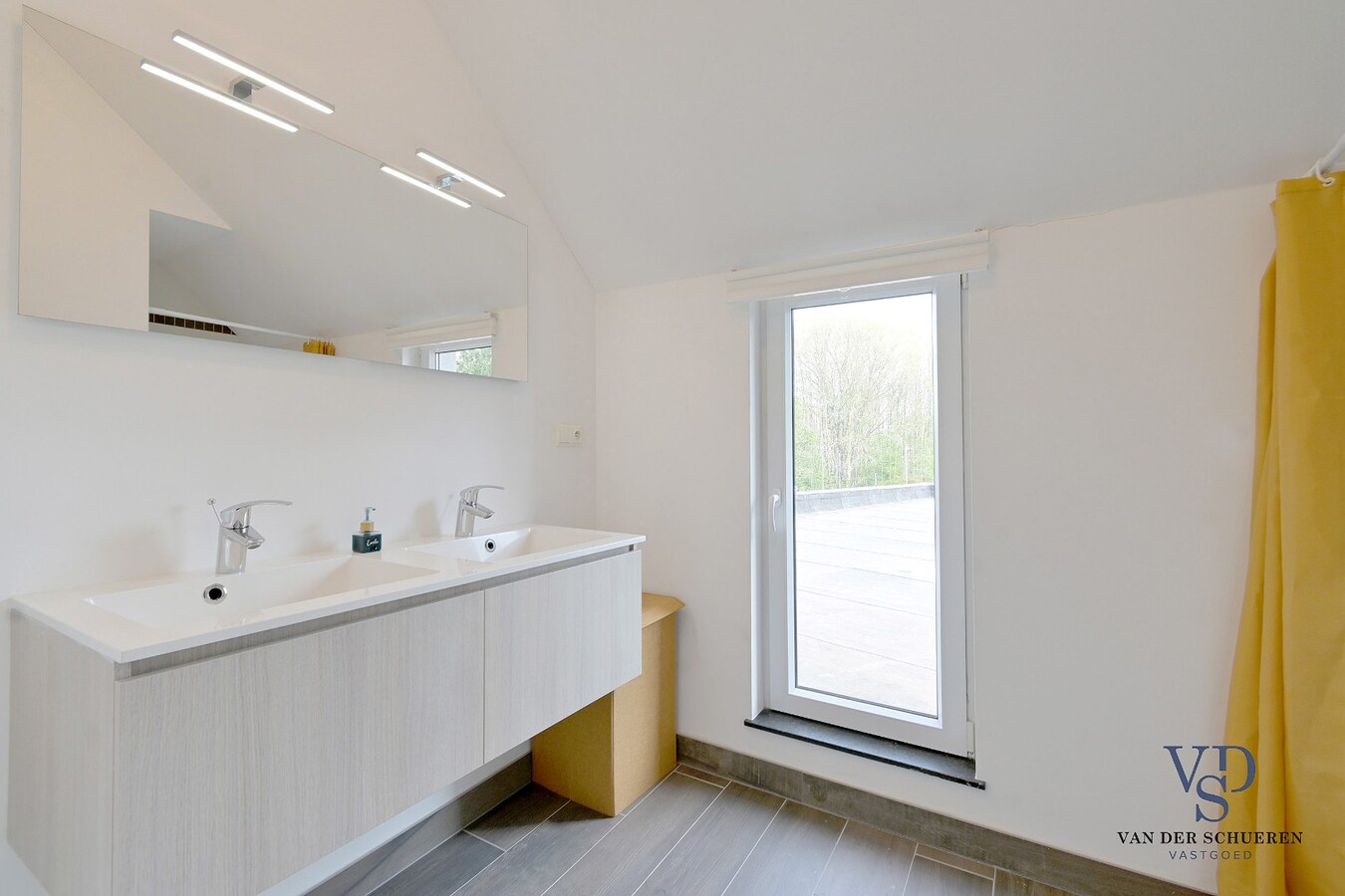 Ruime, instapklare gezinswoning in centrum Gavere. 