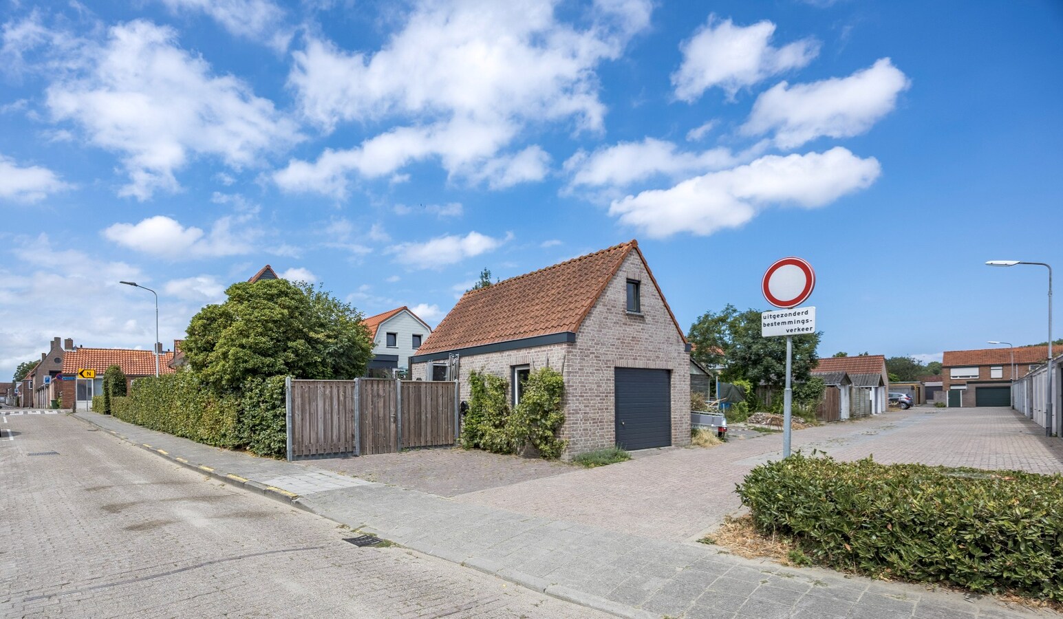 Gezellige rijwoning met garage in het charmante Sluis, op slechts 5 km van Knokke-Heist. 
