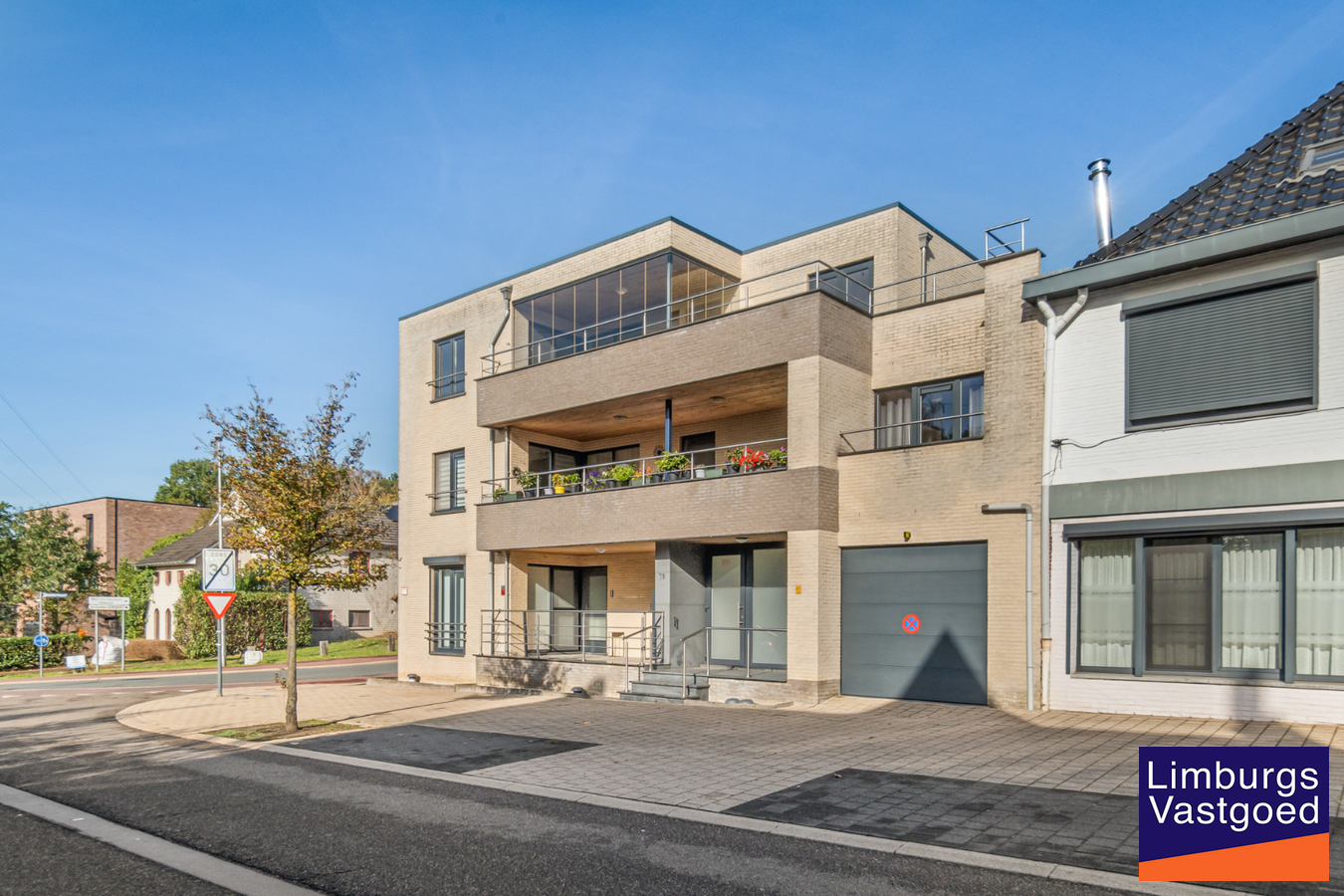 Exclusief penthouse met ruim terras, 2 slpk, extra brede autostaanplaats, centrum Houthalen 
