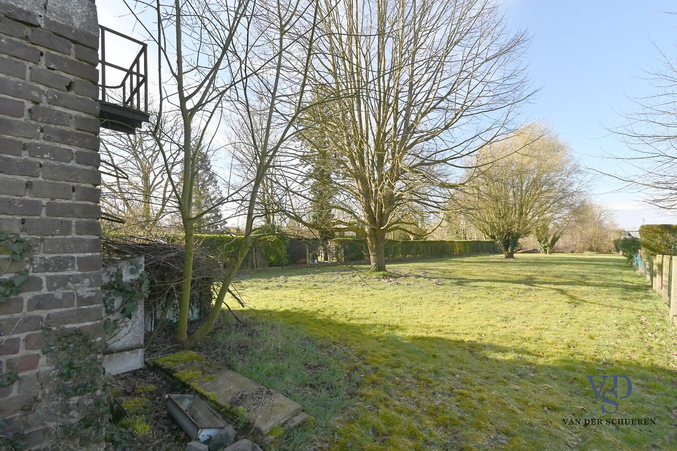 Bijgebouw met bouwgrond 