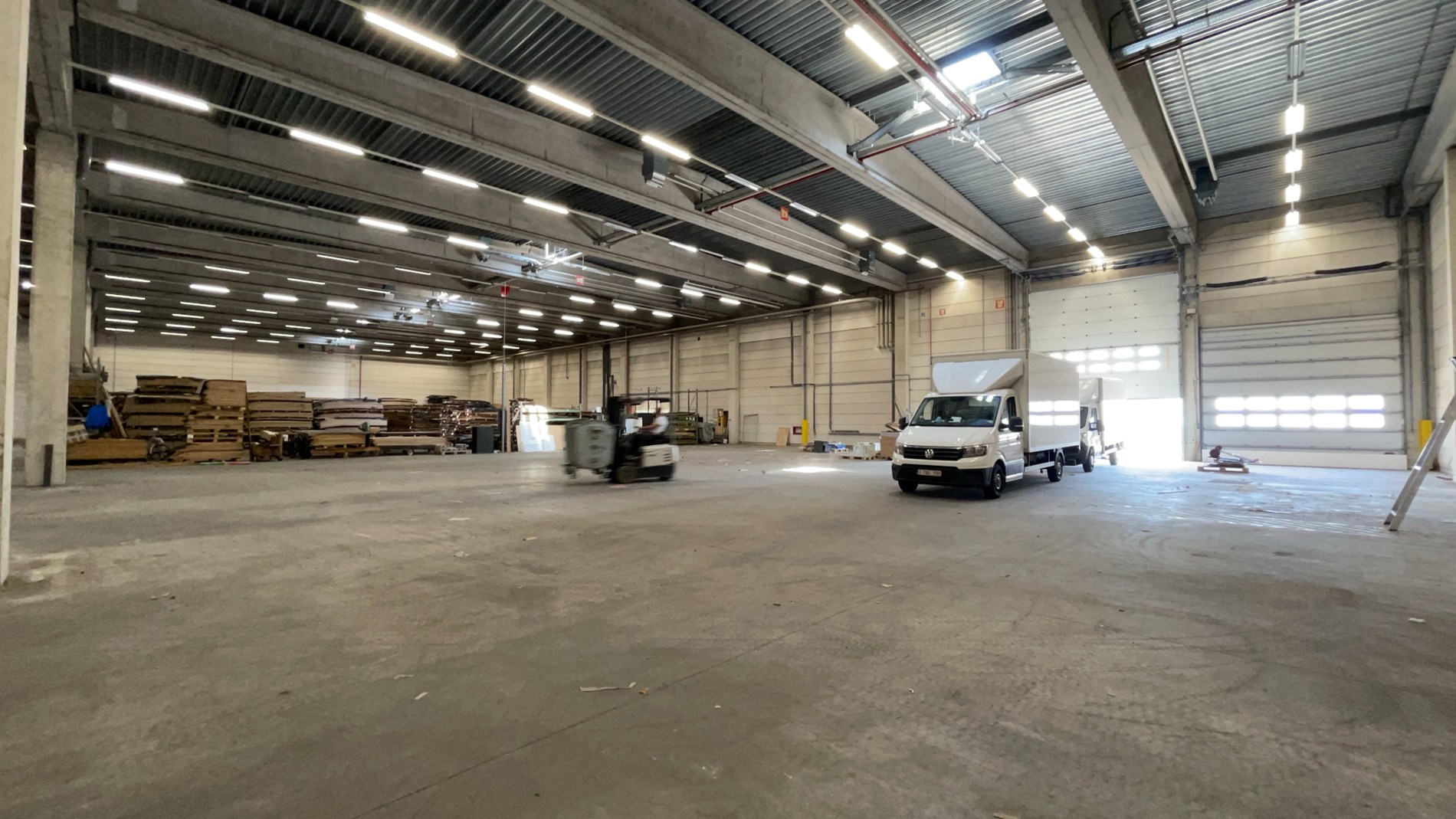 Loods met kantoor te huur nabij E19 in Mechelen