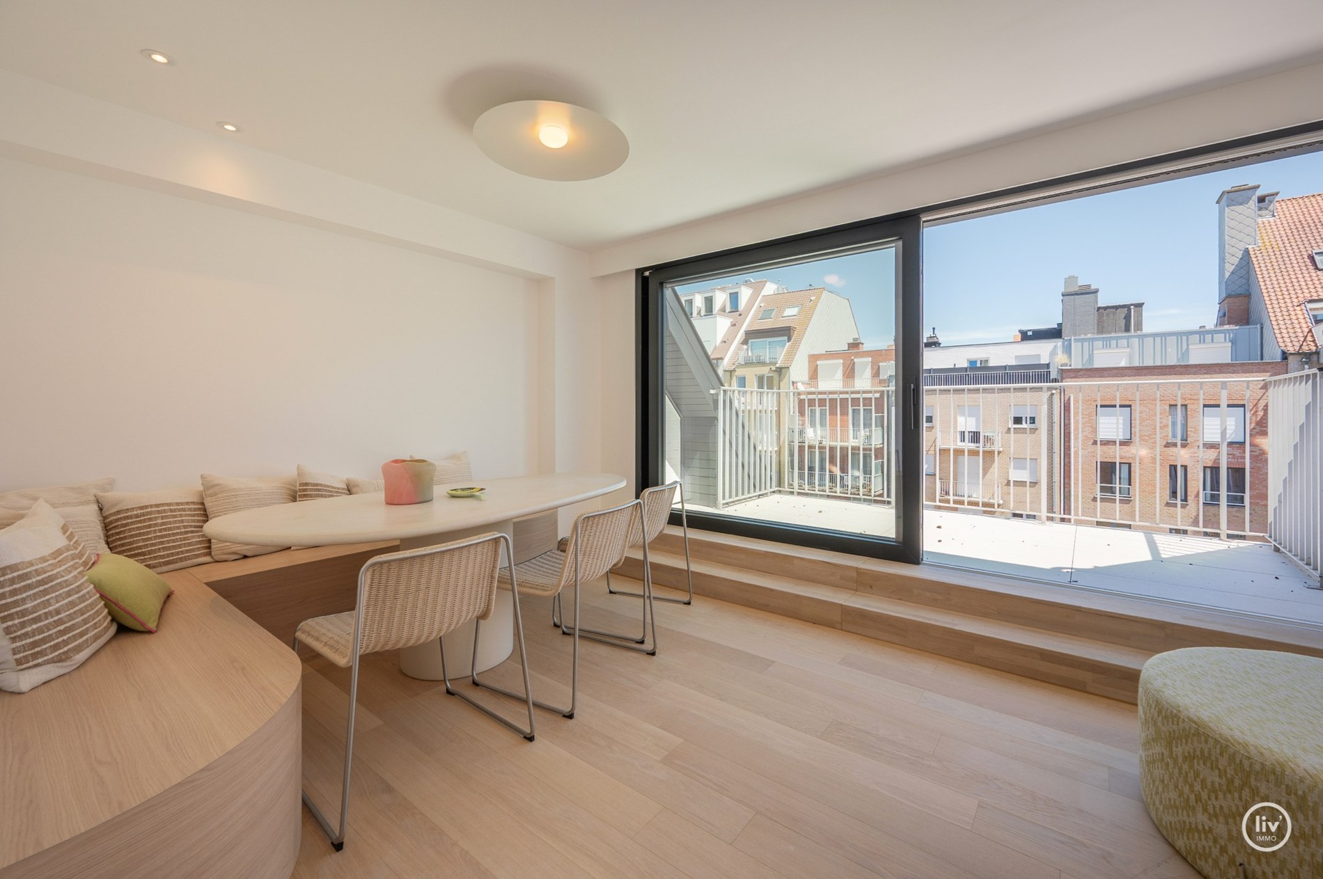 Prachtige ruime duplex (216 m2) top gerenoveerd gelegen op de Leopoldlaan te Knokke. 