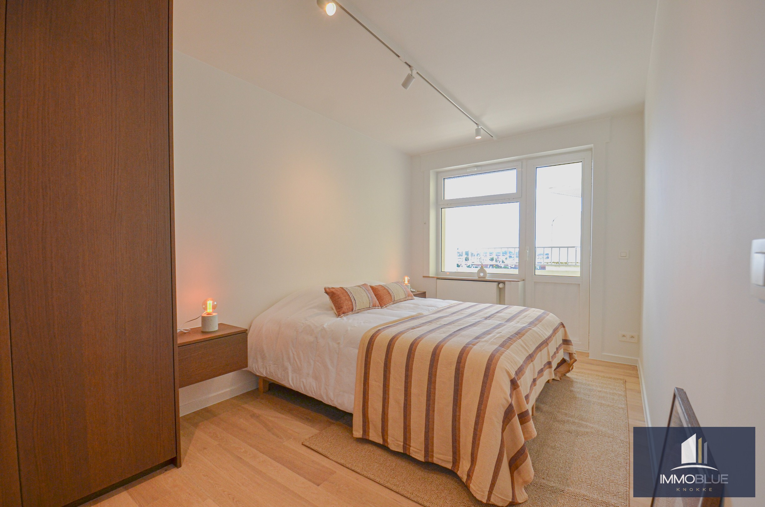 Exclusief – Stijlvol volledig gerenoveerd appartement met frontaal zeezicht. 