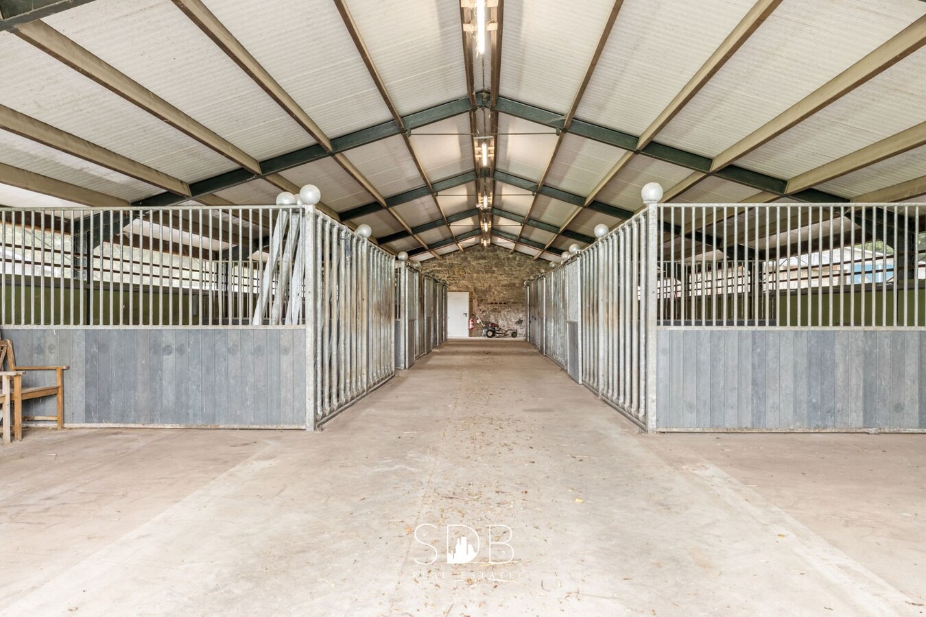 Hippische Complex met woonhuis en appartement op circa 31 Hectare 
