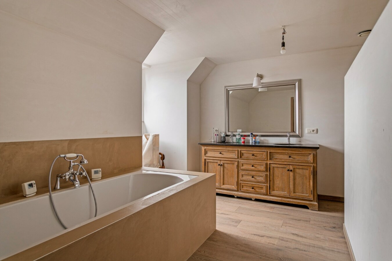 Uitzonderlijk gelegen landelijke villa met bijgebouw 