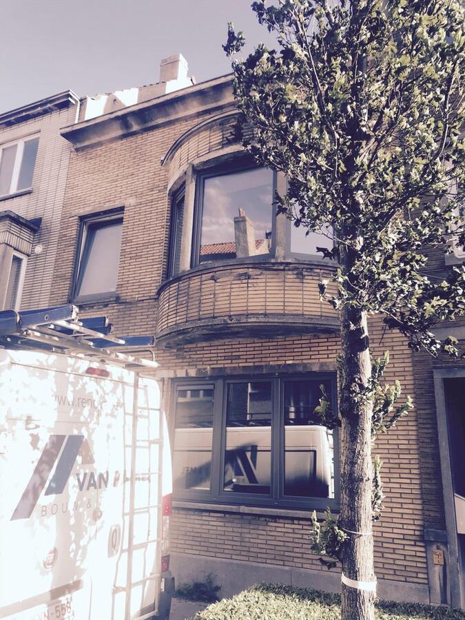 MAGNIFIEK GERENOVEERDE RUIME WONING MET STADSTUIN 