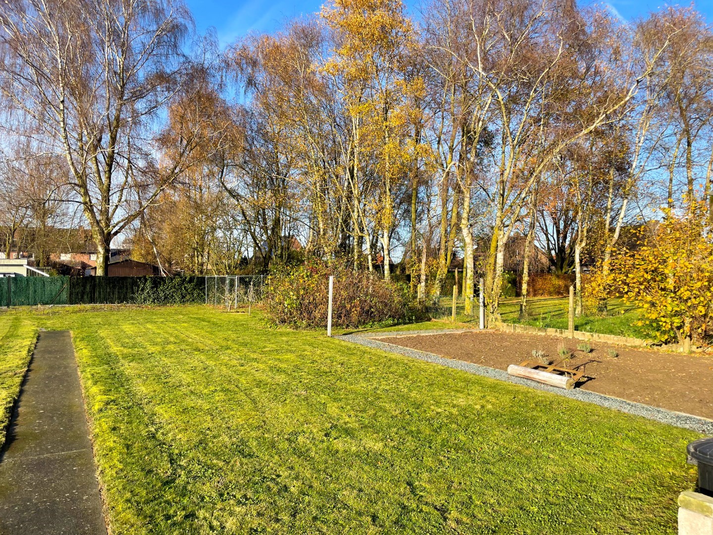 Schitterend gelegen moderne half open bebouwing 2009 met 3 slpkmrs, grote tuin en energiezuinig EPC123kWh/m². 