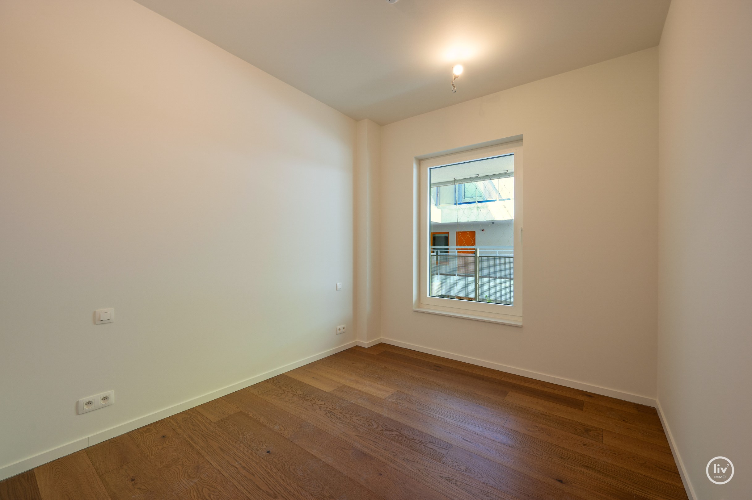 Centraal gelegen 3-kamer appartement te Res. Hoost met ruim terras genietend van zijdelings zeezicht! 