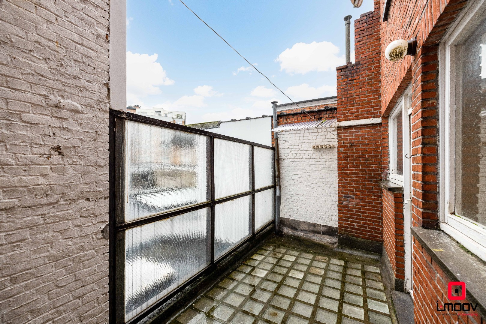 Ruime te renoveren stadswoning met garage en vier slaapkamers in de stationswijk 