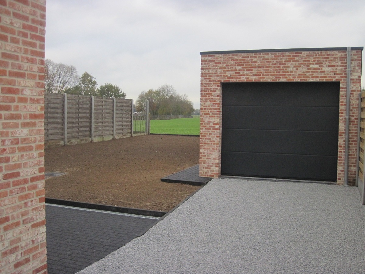 Splinternieuw ruim gelijkvloers appartement. 