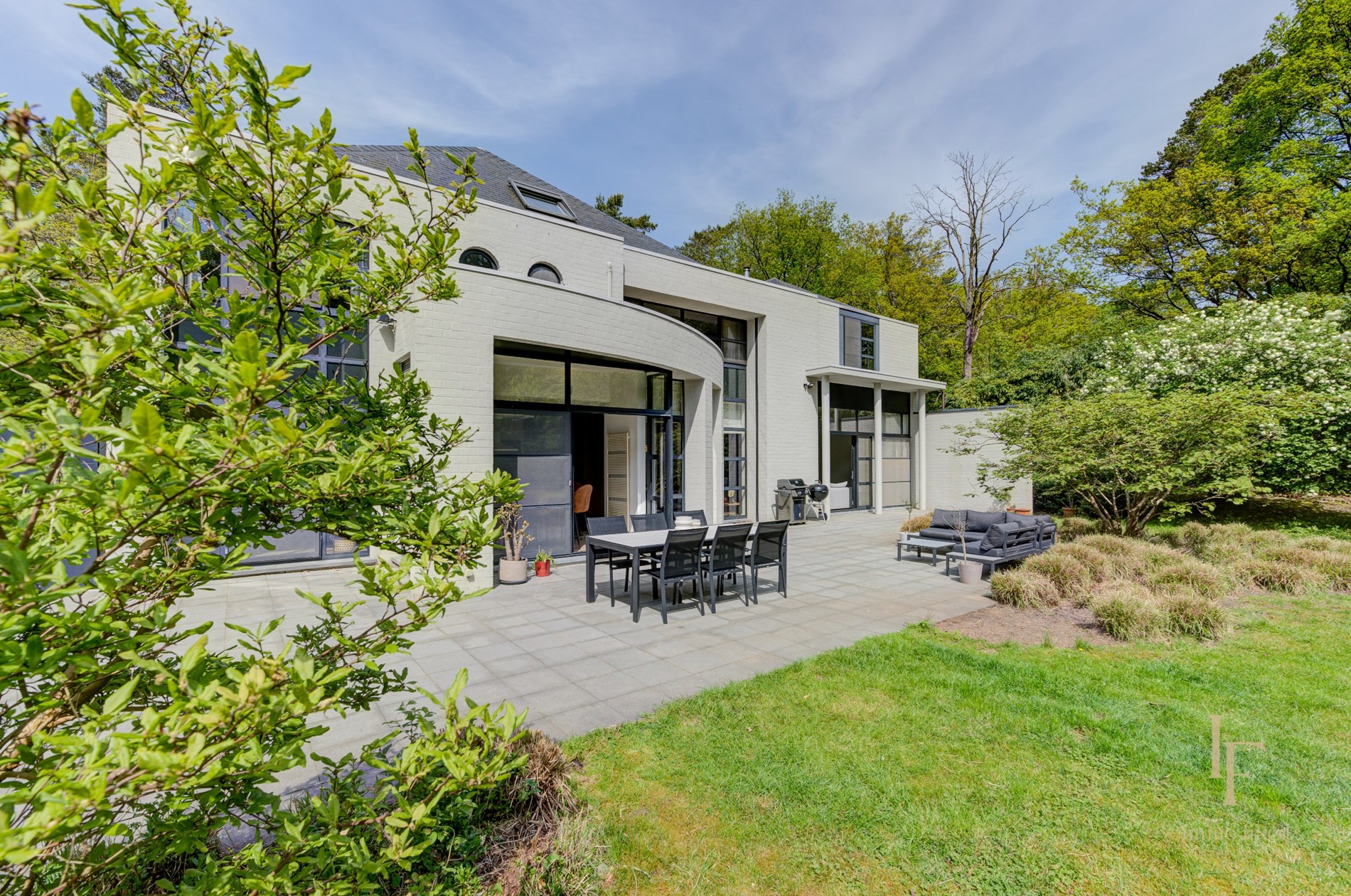 Moderne villa met 7 slaapkamers te Zoersel. 