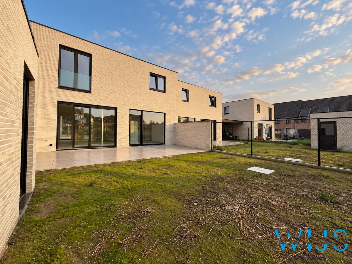 Nieuwbouw in aangename woonwijk te Oosteeklo ! 