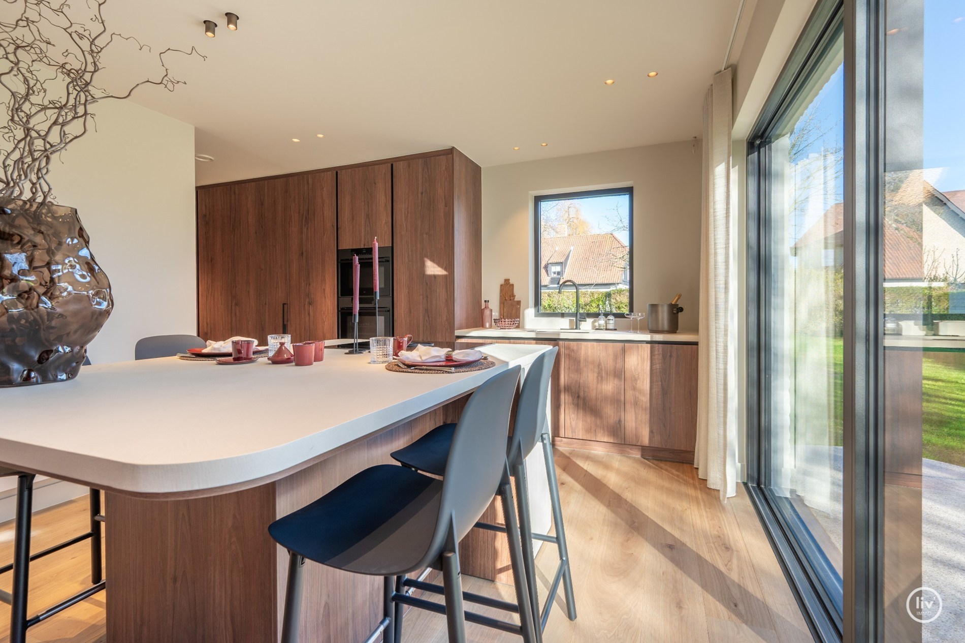 Magnifique villa rénovée, située sur un grand terrain de 1365 m2 dans un quartier résidentiel de villas, à proximité du centre de Knokke. 