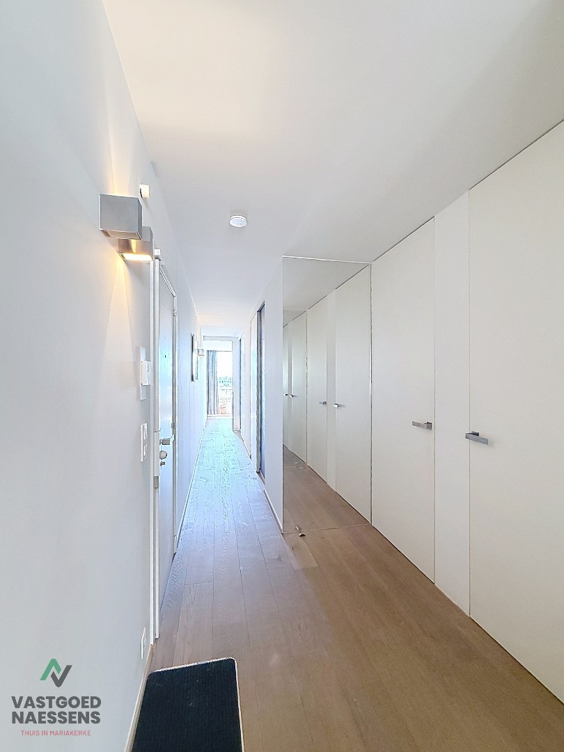 SCHITTEREND VERNIEUWD HOEKAPPARTEMENT – 2 SLPK – TERRASSEN – ZEEZICHT EN ZICHT OP GOLF 