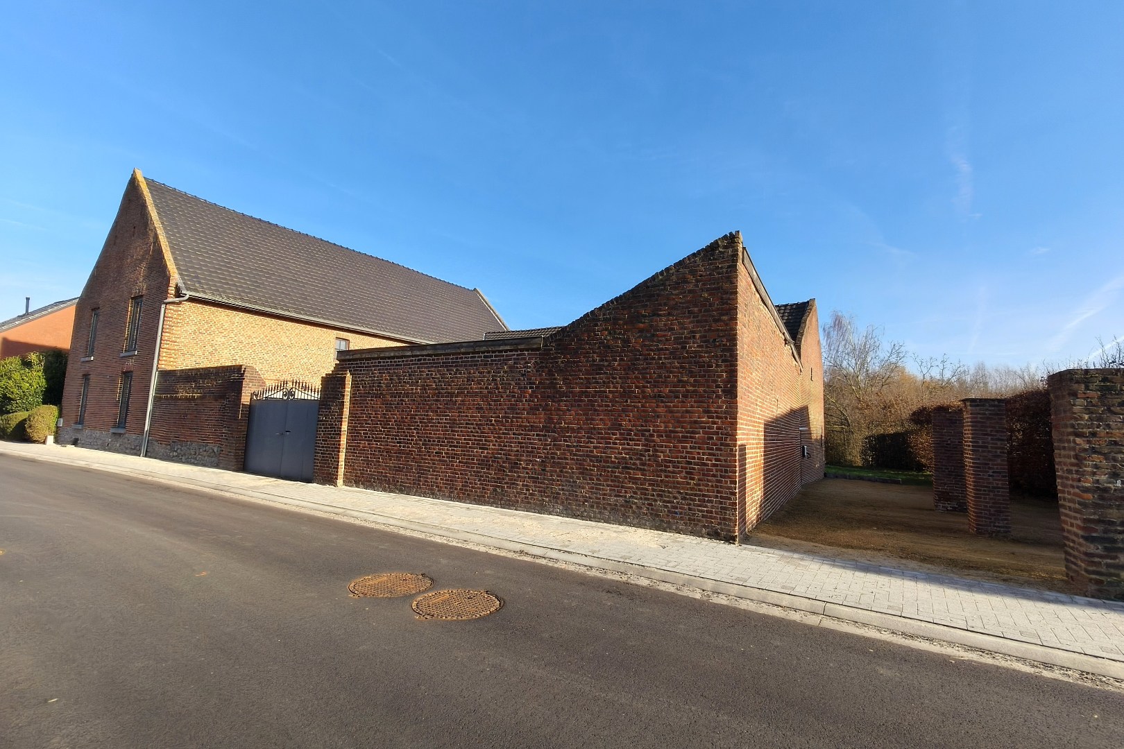 RUIME WONING VAN 390 m² MET GROTE TUIN EN ZWEMBAD 