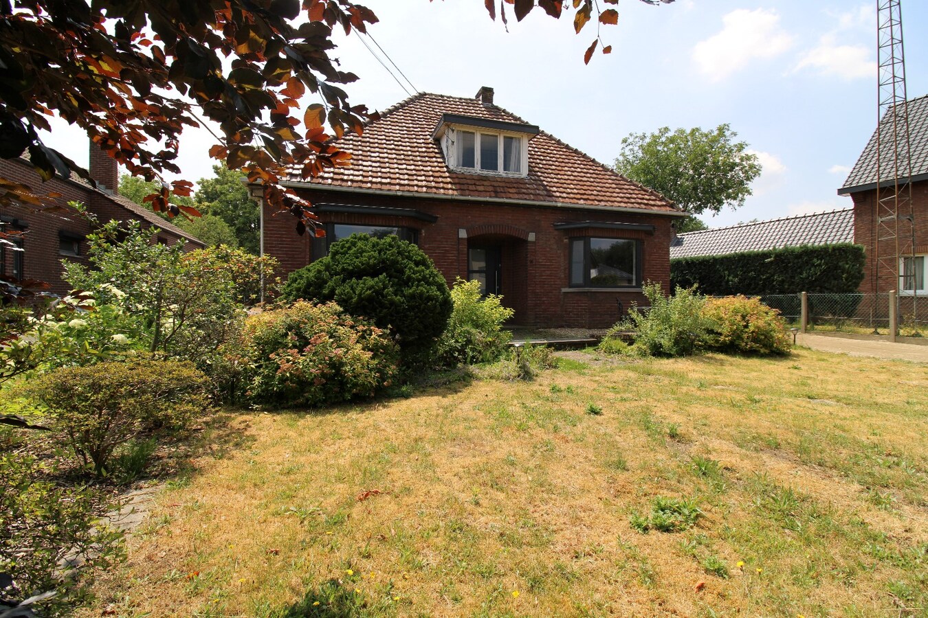 Gezellige gerenoveerde woning op een perceel van 8 are 