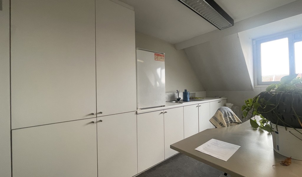 Handelspand te huur in het commercieel centrum van Schoten