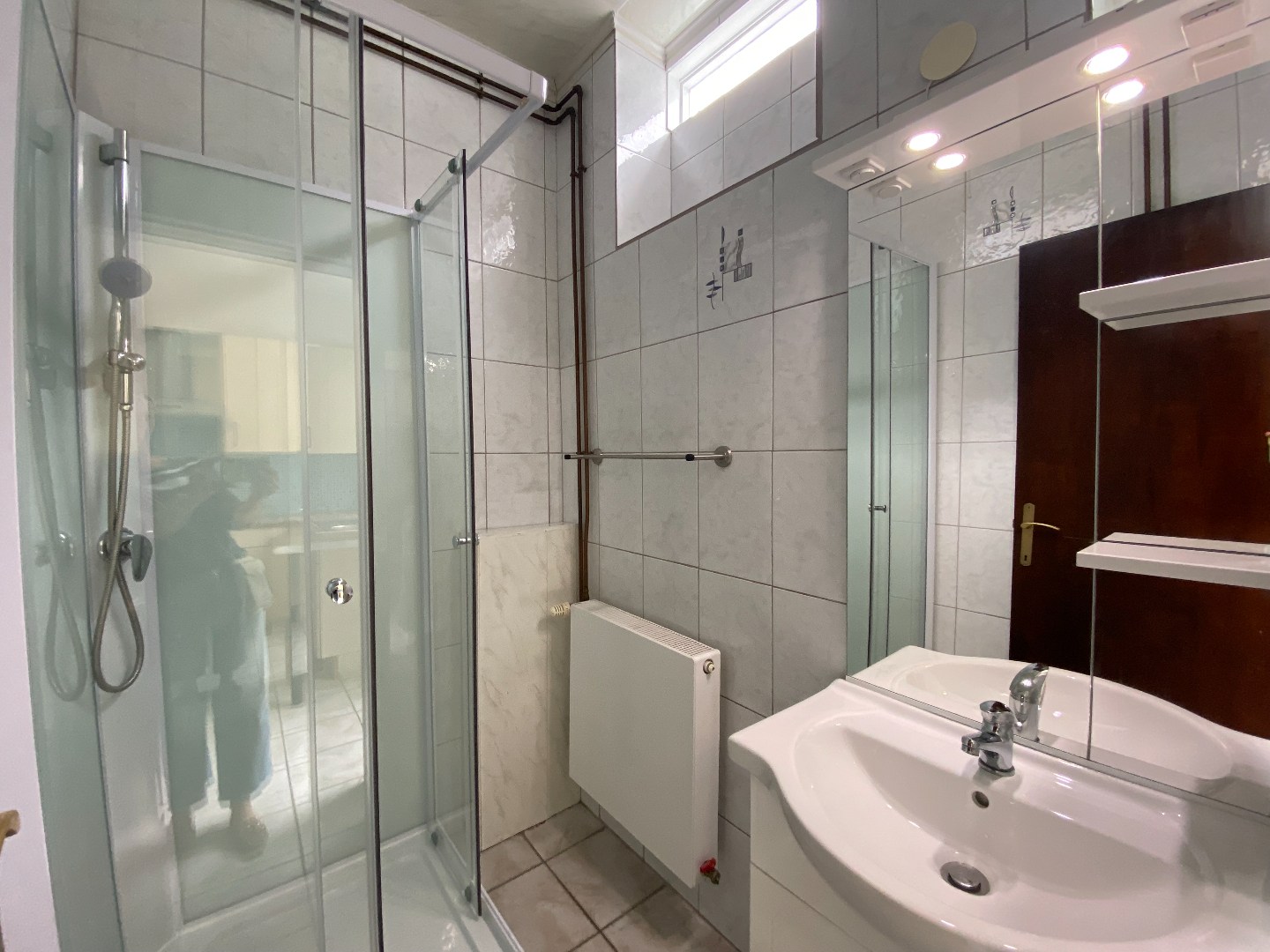 Authentieke burgerwoning met ruime garage en uitweg achteraan! 